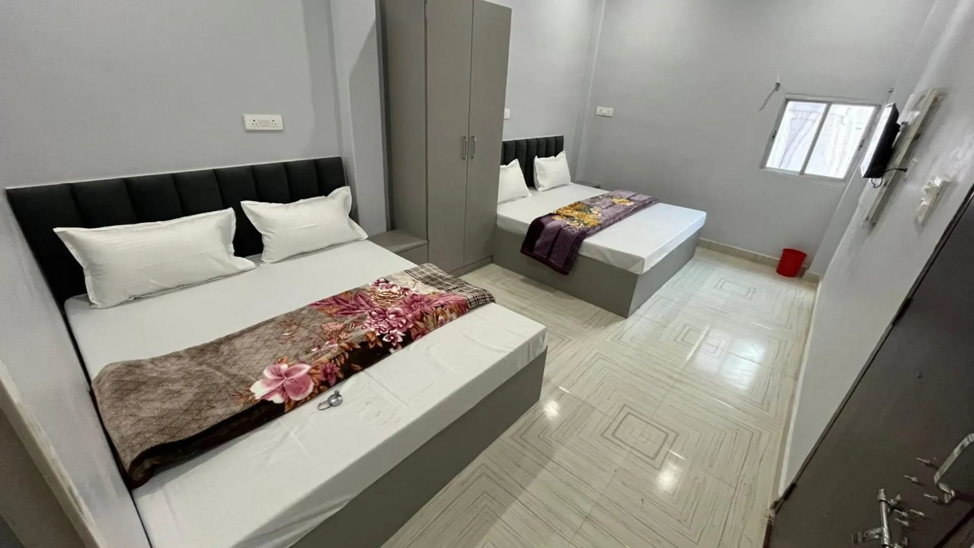 Hotel Prakash Residency Gadowlia ! Varanasi - 400 Meters From Kashi-Vishwanath-Temple-And Ganga Ghat With-Lift-Wifi-Restaurant- Paid-Parking Facilities-Newly Decorated Room- A Top Rated Premium Hotel In Varanasi