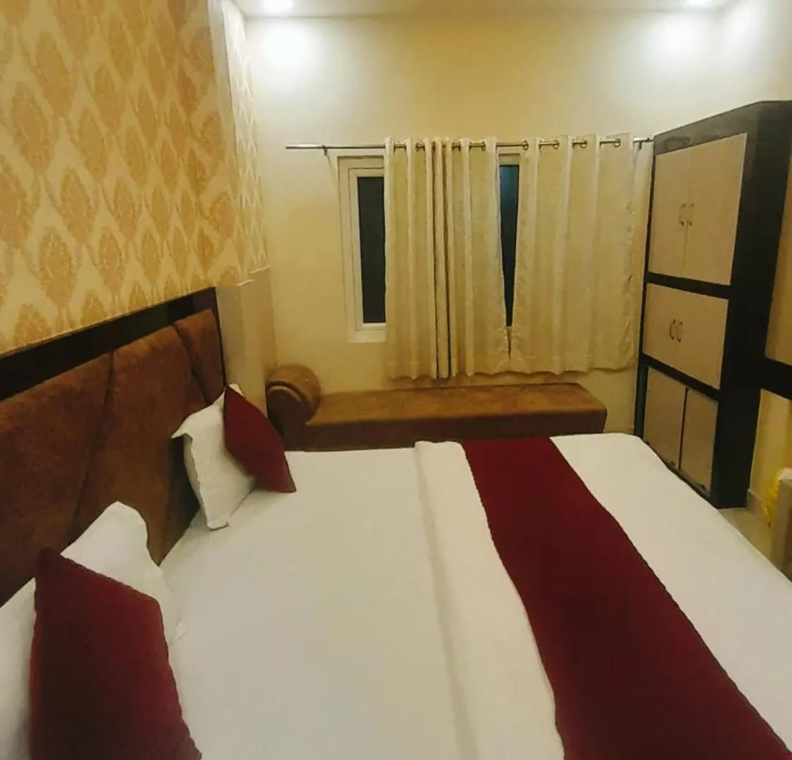 Hotel Prakash Residency Gadowlia ! Varanasi - 400 Meters From Kashi-Vishwanath-Temple-And Ganga Ghat With-Lift-Wifi-Restaurant- Paid-Parking Facilities-Newly Decorated Room- A Top Rated Premium Hotel In Varanasi