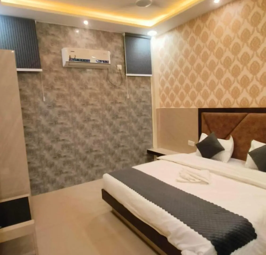 Hotel Prakash Residency Gadowlia ! Varanasi - 400 Meters From Kashi-Vishwanath-Temple-And Ganga Ghat With-Lift-Wifi-Restaurant- Paid-Parking Facilities-Newly Decorated Room- A Top Rated Premium Hotel In Varanasi 4*,  India