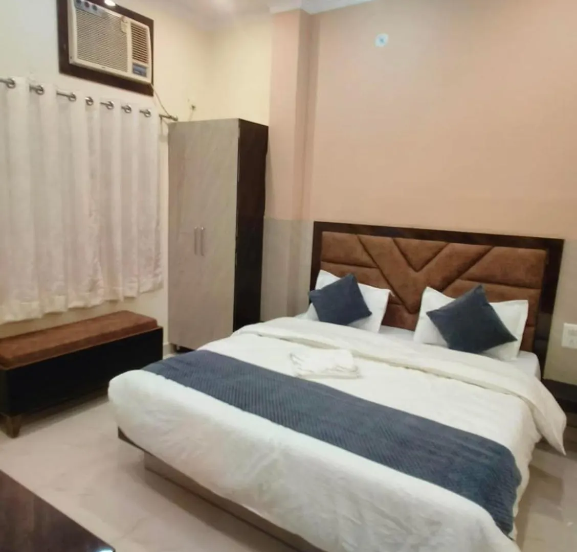 Hotel Prakash Residency Gadowlia ! Varanasi - 400 Meters From Kashi-Vishwanath-Temple-And Ganga Ghat With-Lift-Wifi-Restaurant- Paid-Parking Facilities-Newly Decorated Room- A Top Rated Premium Hotel In Varanasi