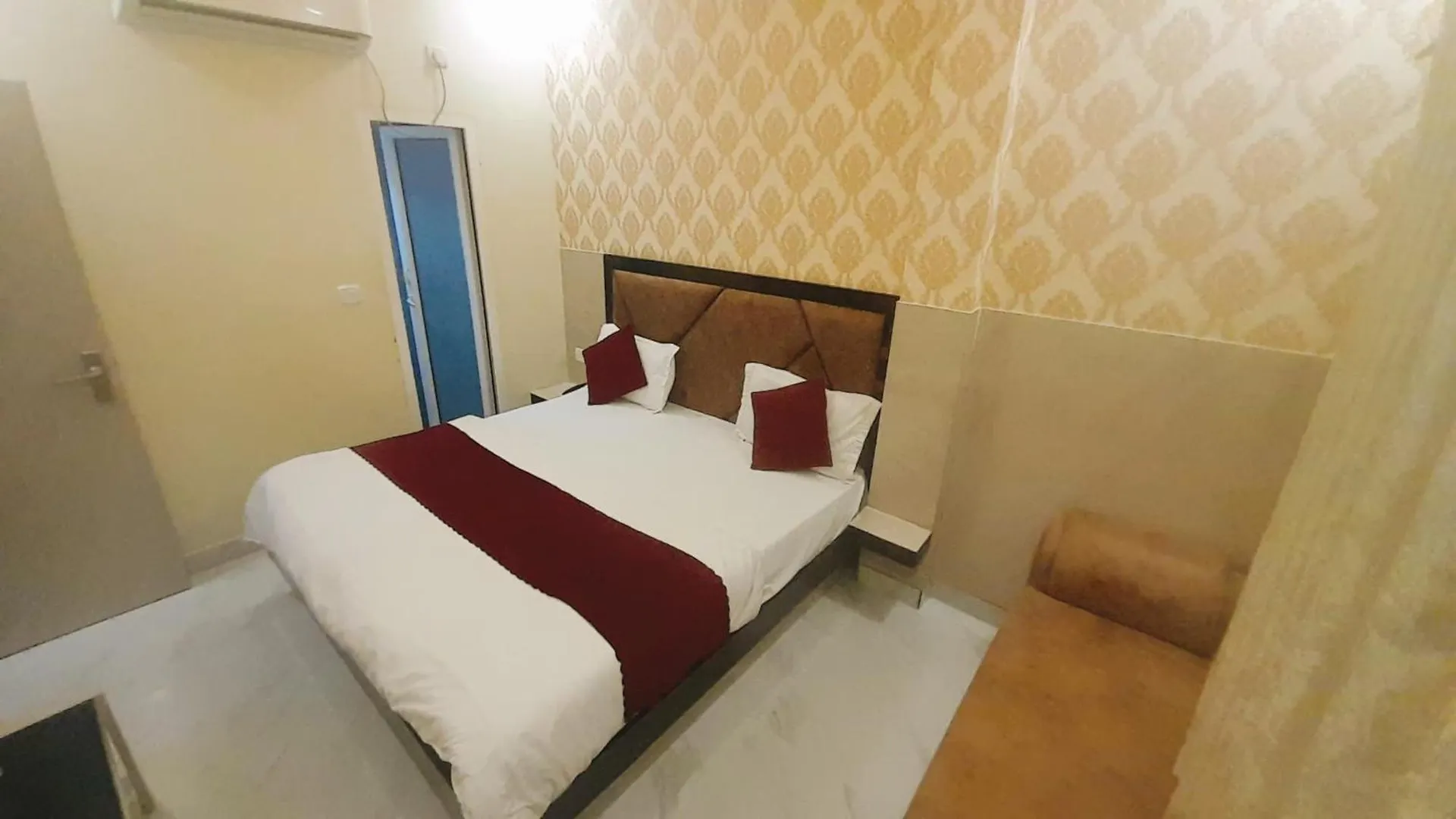 Hotel Prakash Residency Gadowlia ! Varanasi - 400 Meters From Kashi-Vishwanath-Temple-And Ganga Ghat With-Lift-Wifi-Restaurant- Paid-Parking Facilities-Newly Decorated Room- A Top Rated Premium Hotel In Varanasi 4*,