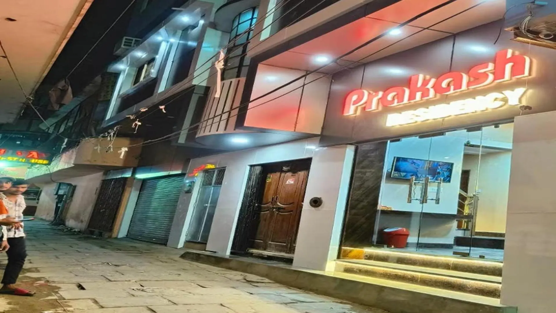 Hotel Prakash Residency Gadowlia ! Varanasi - 400 Meters From Kashi-Vishwanath-Temple-And Ganga Ghat With-Lift-Wifi-Restaurant- Paid-Parking Facilities-Newly Decorated Room- A Top Rated Premium Hotel In Varanasi