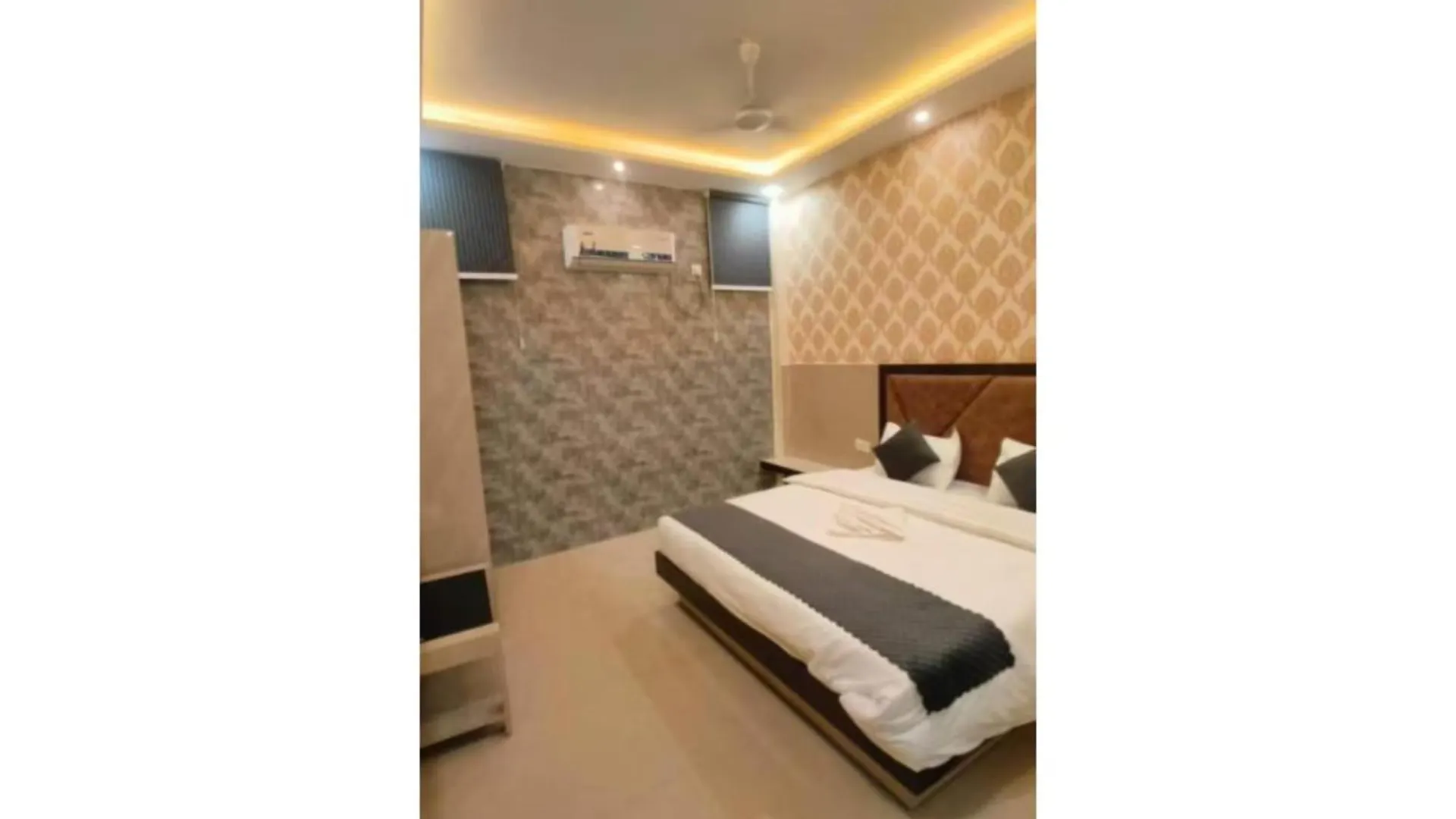 ****  Hotel Prakash Residency Gadowlia ! Varanasi - 400 Meters From Kashi-Vishwanath-Temple-And Ganga Ghat With-Lift-Wifi-Restaurant- Paid-Parking Facilities-Newly Decorated Room- A Top Rated Premium Hotel In Varanasi India
