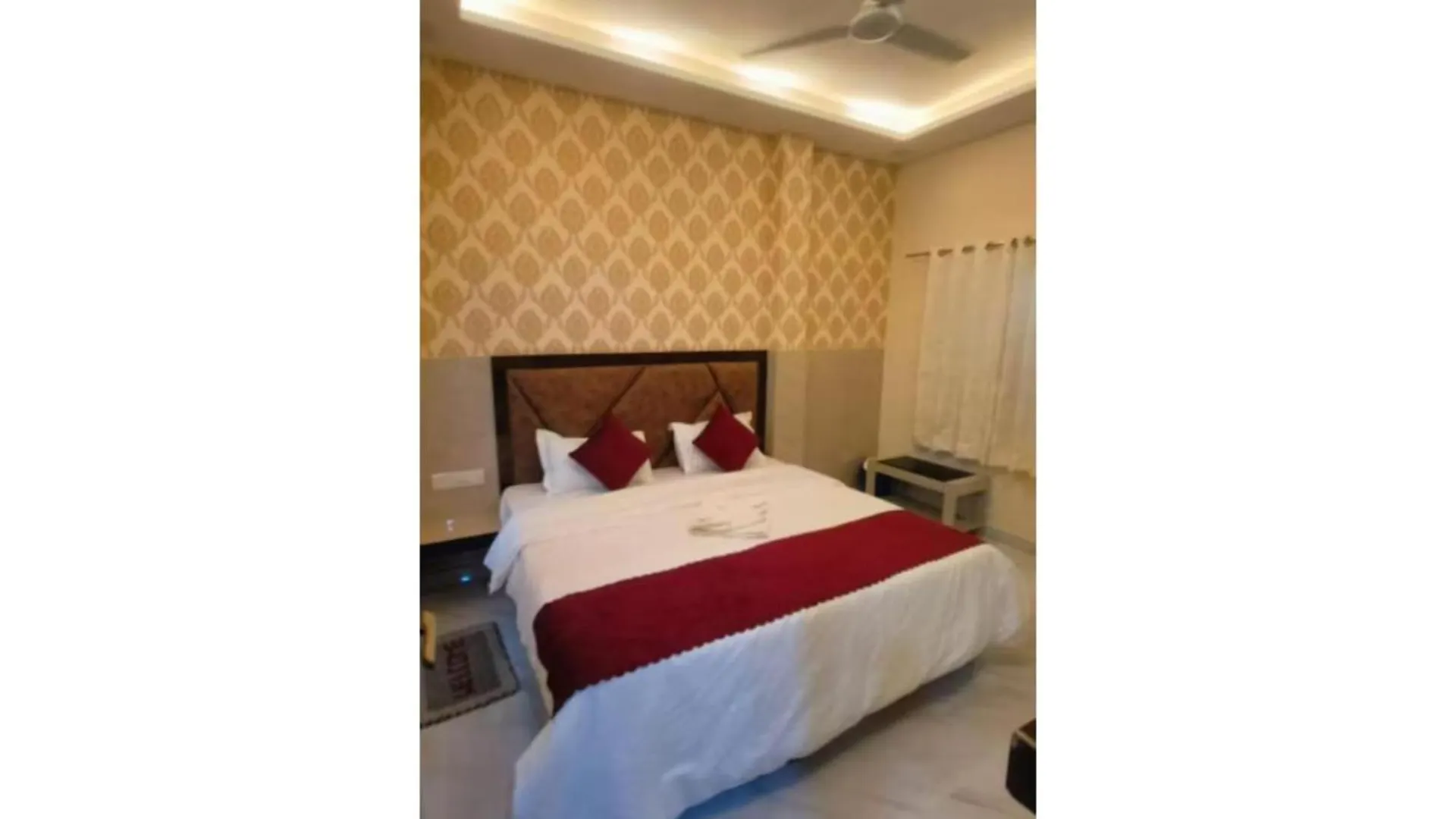 Hotel Prakash Residency Gadowlia ! Varanasi - 400 Meters From Kashi-Vishwanath-Temple-And Ganga Ghat With-Lift-Wifi-Restaurant- Paid-Parking Facilities-Newly Decorated Room- A Top Rated Premium Hotel In Varanasi