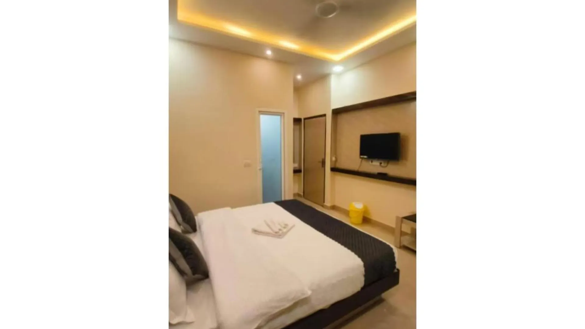 Hotel Prakash Residency Gadowlia ! Varanasi - 400 Meters From Kashi-Vishwanath-Temple-And Ganga Ghat With-Lift-Wifi-Restaurant- Paid-Parking Facilities-Newly Decorated Room- A Top Rated Premium Hotel In Varanasi